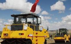 滑移式装载机在徐丰公路施工