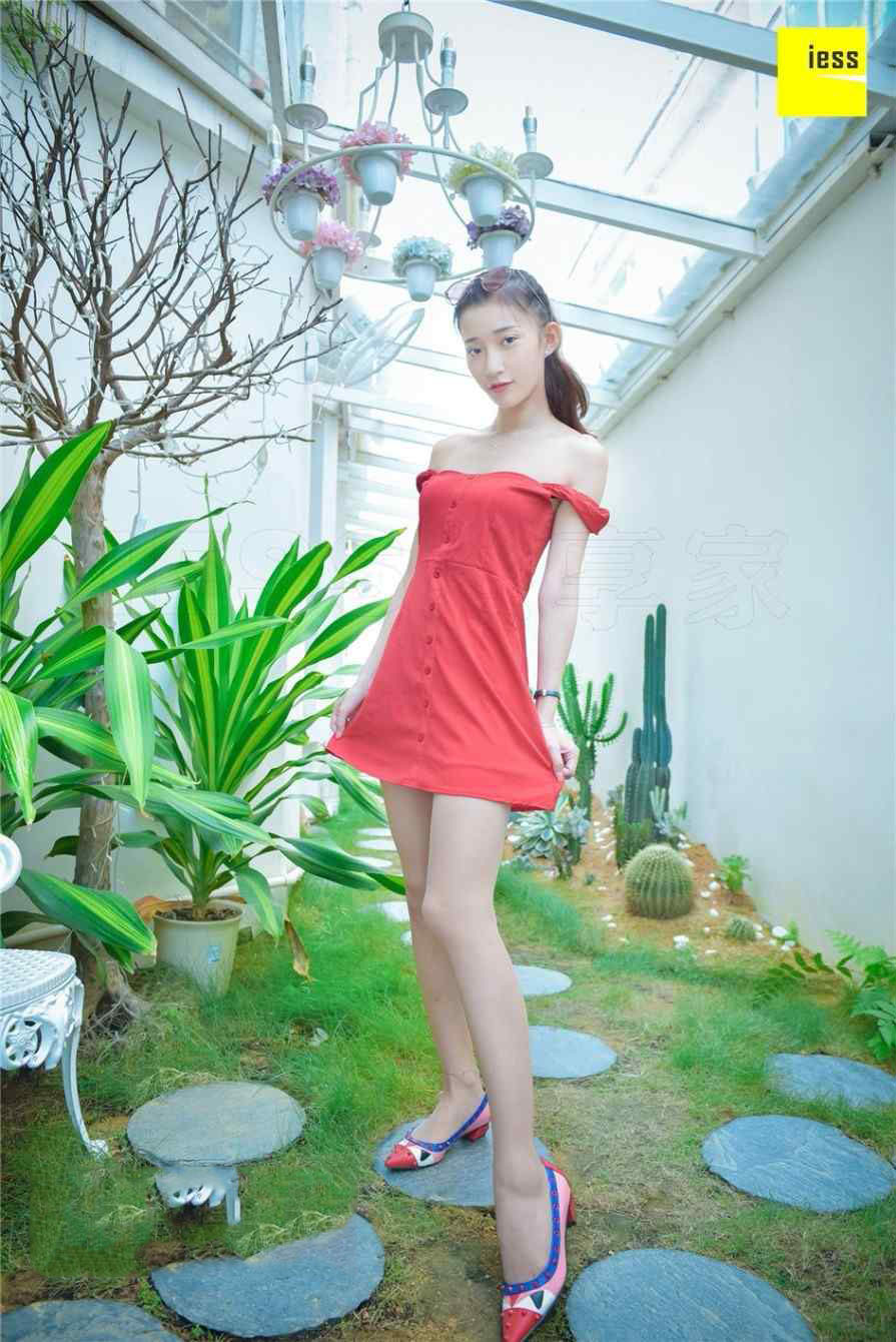 超短裙美女桂秋性感美足写真图片