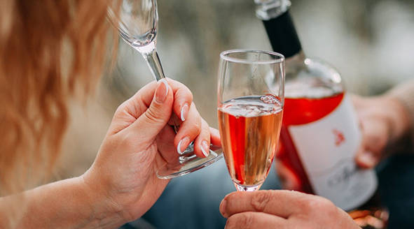 强化品牌推广力度，酒品牌大力提升品牌形象