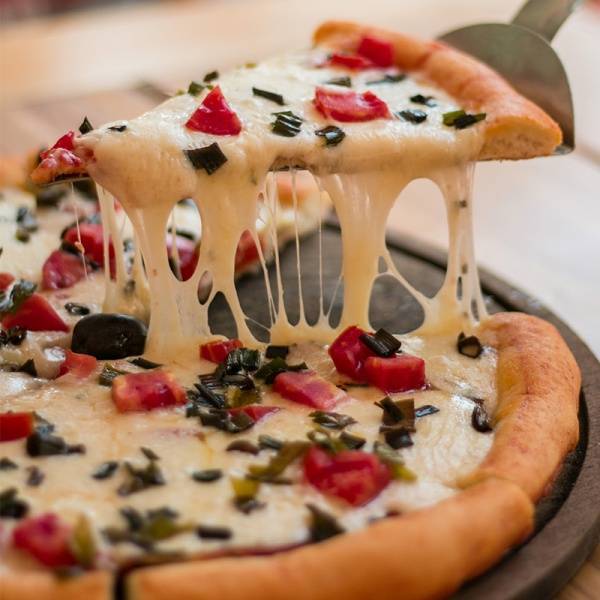 在披萨盒上踢足球